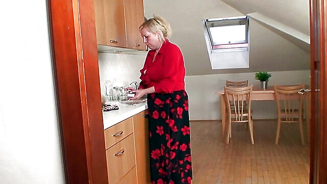 Mature mother, äiti tyttö, girs and boy, oma mummo, remonttimies